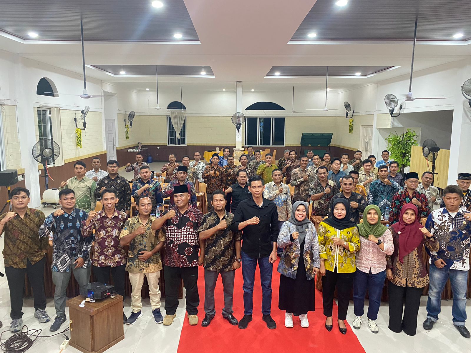 Bawaslu Palas bersama Panwascam dari 17 kecamatan yang ada di Palas usai menggelar rapat konsolidasi pengawasan penyusunan daftar pemilih Pilkada 2024, di Aula Hotel Syamsiah, Selasa (6/8) (Berita/Ist)