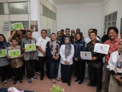 Wali Kota P. Siantar Menyerahkan 29 Penerima Kartu dan Sertifikat UKW