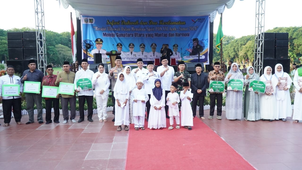 Teks Foto/Beritasore/ist  Pj Gubsu dan Pj Bupati Langkat , Walikota Medan foto bersama acara Safari Dakwah dan Tabligh Akbar di Pendopo Alun-alun T Amir Hamzah Stabat, Selasa (6/8/24).