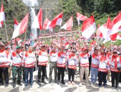 Bendera Merah Putih Berkibar Di Wisata Alam Air Terjun Ponot