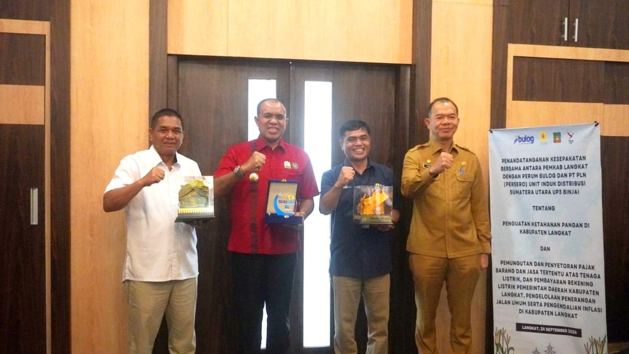 Teks Foto: Pj.Bupati Langkat H.M.Faisal Hasrimy Foto bersama  di Ruang Rapat Kantor Bupati Langkat, Selasa (24/09/2024).