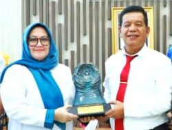 Hari Pertama Masuk Kerja, Bupati Simalungun Terima Penghargaan Paritrana Award 2024