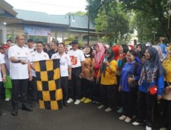 Pj Bupati Langkat Lepas Ribuan Peserta Gerak Jalan Santai HUT PGRI