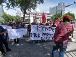 Massa PMKRI Demo Tuntut Ketua DPRD Medan Mundur Dari Jabatannya