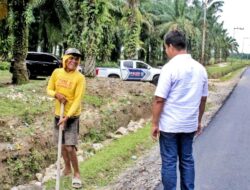 Bupati Radiapoh Tinjau Perbaikan Jalan Penghubung Jawa Maraja Bah Jambi – Simpang Nagojor