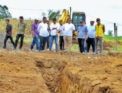 Bupati Radiapoh Tinjau Pembangunan Stadion Mini Pematang Raya