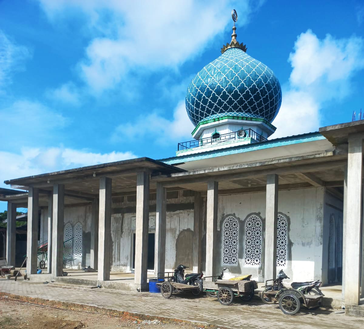 Ket photo, BKM Masjid Baitusalamah desa Siti Ambia, kecamatan Singkil, Aceh Singkil mengharapkan bantuan umat guna penyelesaian lantai keramik masjid. M. Zaelani Sidik - Berita sore