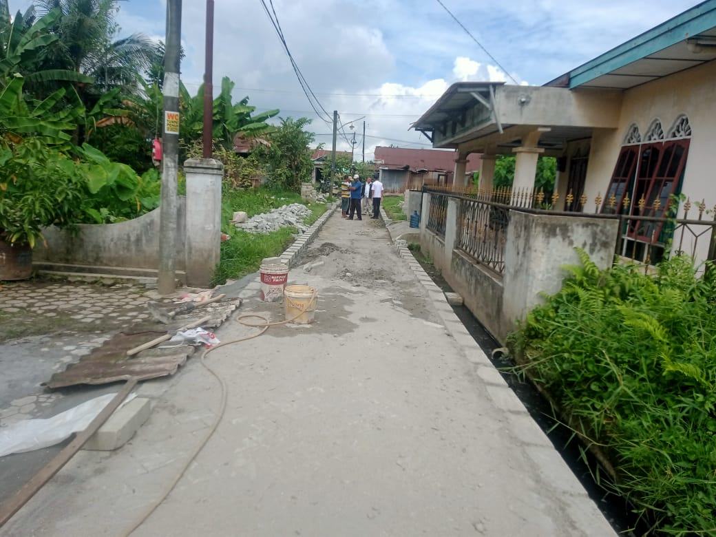 Teks.Warga masyarakat bersama pemerintahan Desa saat mengawasi pemasangan Paving Block di Gang Muntilan Dusun VI