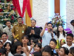 Wapres Gibran Beri Hadiah Natal pada Anak-anak Di Gereja HKBP Resort Medan IV