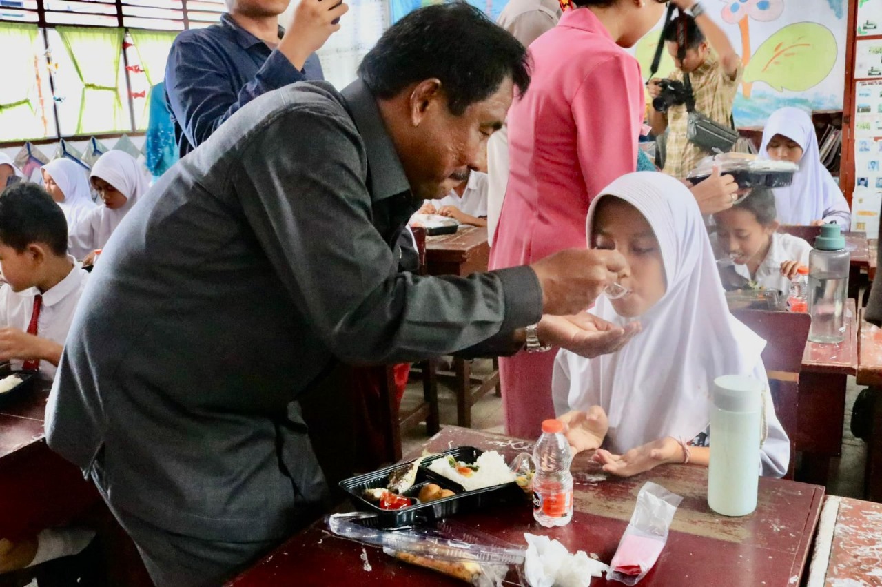 Teks foto : Wali Kota Amir Hamzah saat melauncing gerakan makan sehat dan gratis. ( Berita Sore/ist)