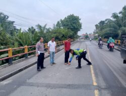 Pengendara Motor Roda Dua Jatuh Tergeletak Di Trotoar