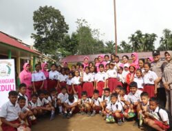 Kapolres Langkat Berikan Bantuan Sosial Kepada Siswa SD Desa Adin Tengah