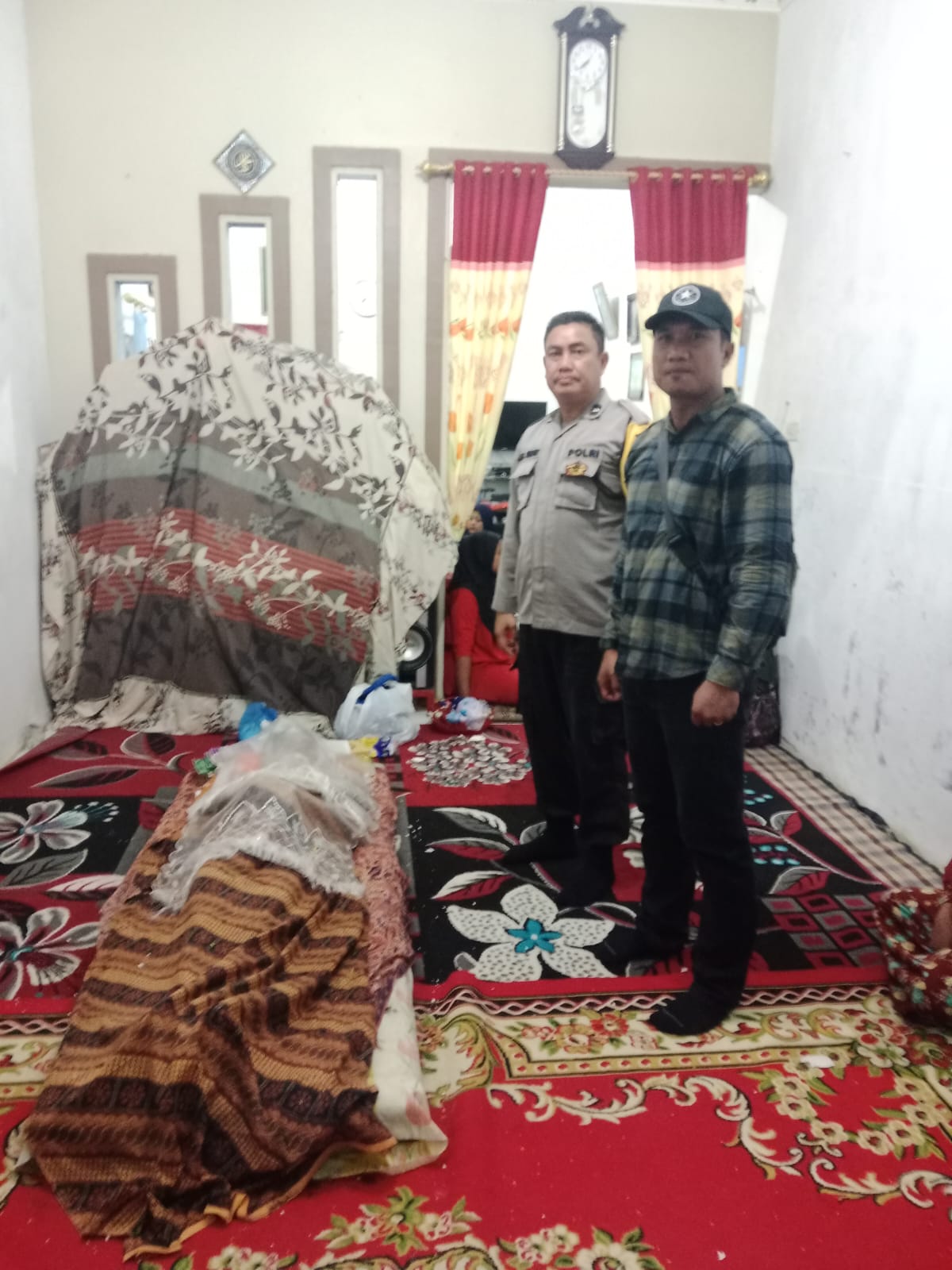 Pihak Polsek Bangun sedang melakukan cek TKP lokasi kejadian tewasnya seorang pekerja pemecah batu tertimpa tanah di tangkahan batu di Pamatang Silampuyang, Kec. Siantar.(ist).