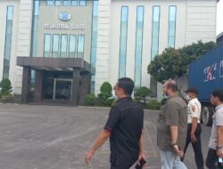 Pabrik Sarung Tangan PT Universal Gloves  Buang Limbah Ke  Lingkungan Warga