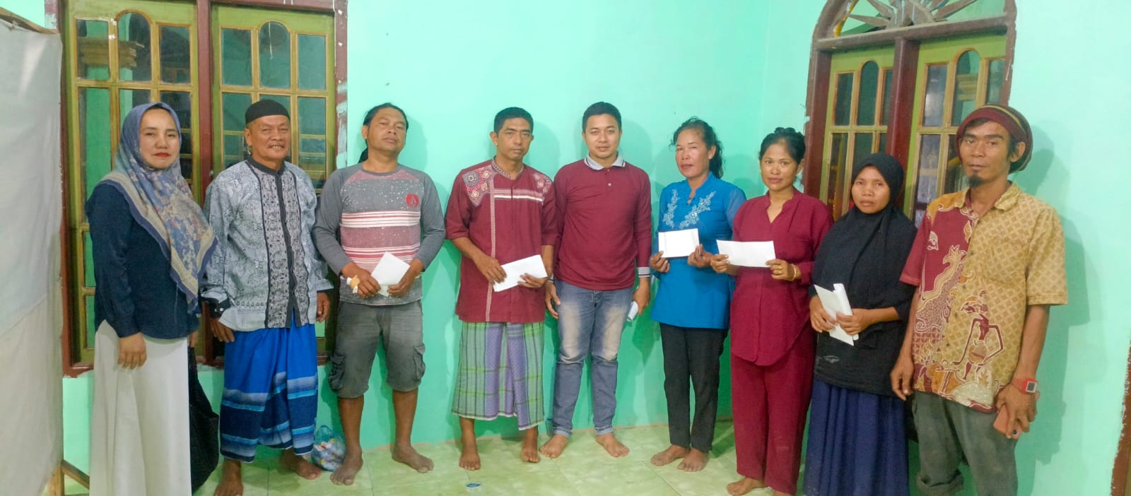 Teks fhoto: Penjabat sementara (Pjs) Kepala Desa Bagan Dalam Kecamatan Tanjung Tiram Kabupaten Batubara Heldawati mengunjungi masyarakat dilokasi kebakaran di Mushollah Ukhuwah islamiyah dan memberikan tali asih Kamis (6/2-2025).beritasore/alirsyah