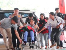 Kasat Lantas Polres Nias Antar Ibu Sitilina Gea Ke Bandara Untuk Berobat Ke RS Adam Malik