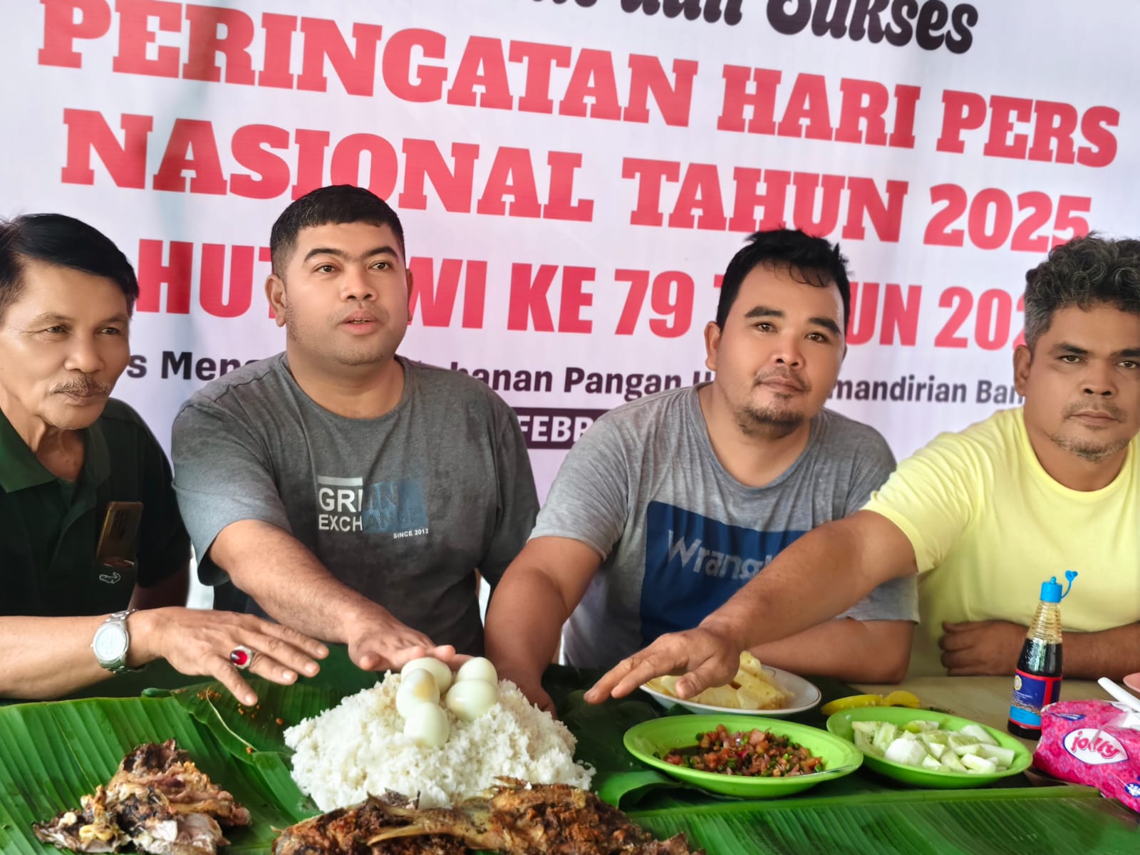 Teks Foto : Ketua PWI Paluta di Upa Upa.