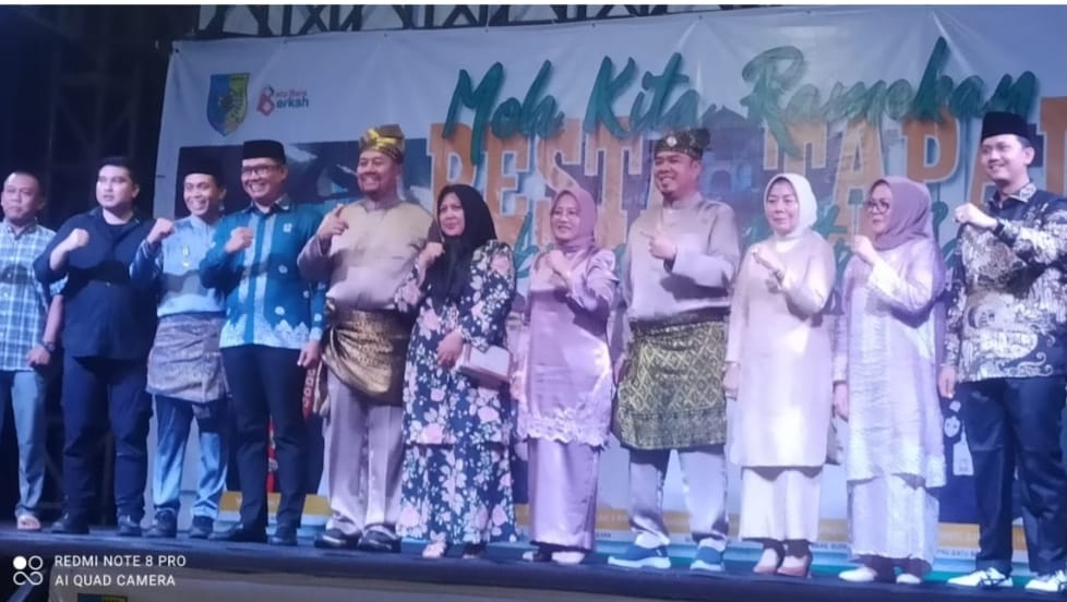 Teks fhoto Penjabat (Pj) Bupati Batubara Heri Wahyudi Marpaung, S.STP, M.AP didampingi Bupati dan Wakil Bupati Batu Bara terpilih periode 2025-2030, H. Baharuddin Siagian, S.H.,M.Si- Syafrizal SE, M.AP pada acara pembukaan Pesta Tapai di Desa Dahari Selebar Kecamatan Talawi Kabupaten Batubara Sabtu (8/3-2025) malam.beritasore/alirsyah