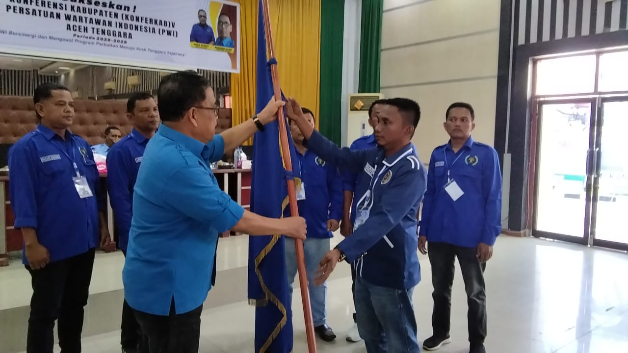 Petaka : Ketua PWI Aceh Nasir Nurdin Tengah menyerahkan bendera Petaka kepada Sumardi Ketua PWI Agara terpilih secara aklamasi dalam Konfrenkab Ke V Priode 2025-2028 di Oproom Setdakab Sabtu (22/2). Berita Sore/Husaini Amin