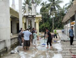 Sambut Ramadhan, Warga Limalaras Gotong Royong Bersihkan Masjid