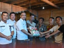 Sekda Nias Serahkan Bantuan Kepada Korban Kebakaran