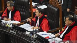 Ketua Mahkamah Konstitusi, Suhartoyo ( tengah) saat memimpin sidang sengketa Pilkada di MK