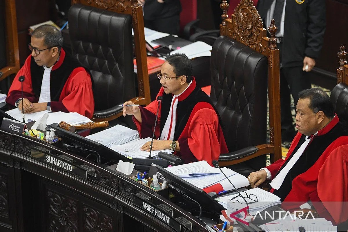 Ketua Mahkamah Konstitusi, Suhartoyo ( tengah) saat memimpin sidang sengketa Pilkada di MK