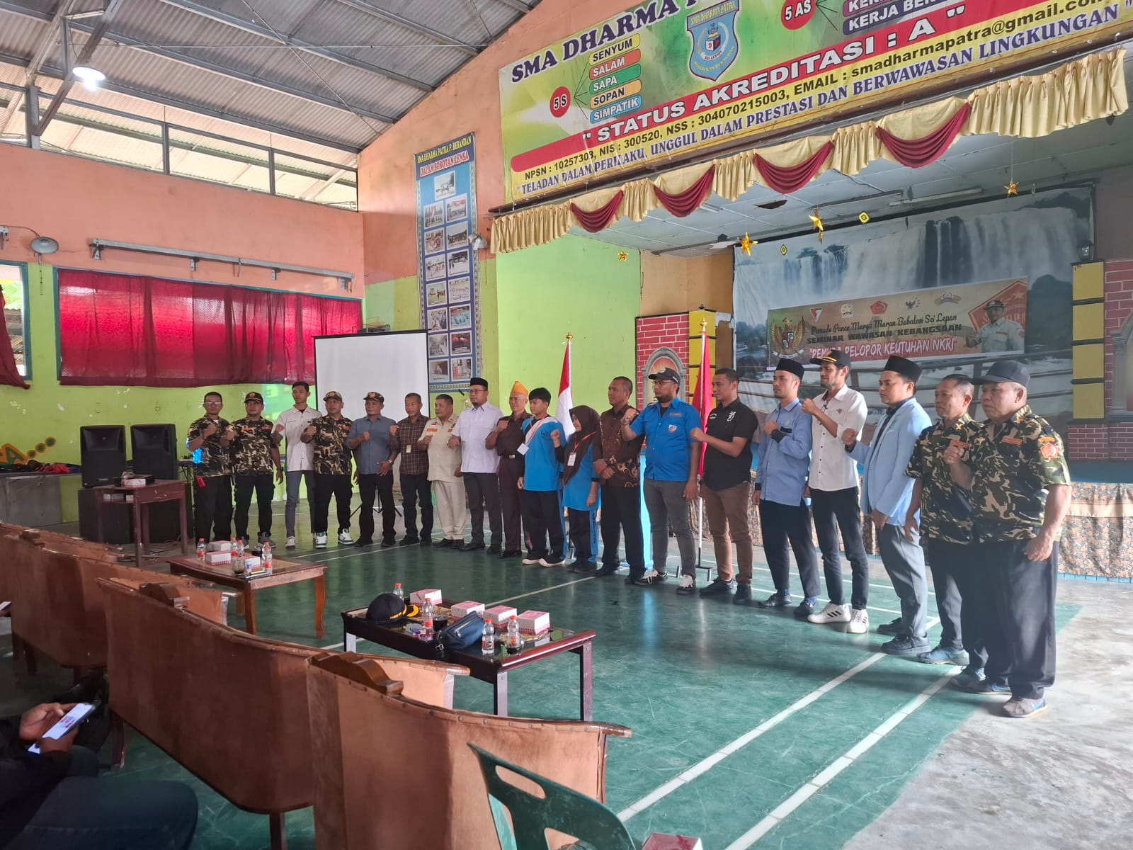 Text Foto : Narasumber Seminar wawasan kebangsaan Foto bersama usai acara pembukaan di Aula SMA Dharma Patra P.Brandan, Sabtu (22/2/2025).Beritasore/Boy Aprizal