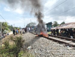 Banyak Makan Korban, Warga Batubara Bakar Ban Di Atas Rel KA