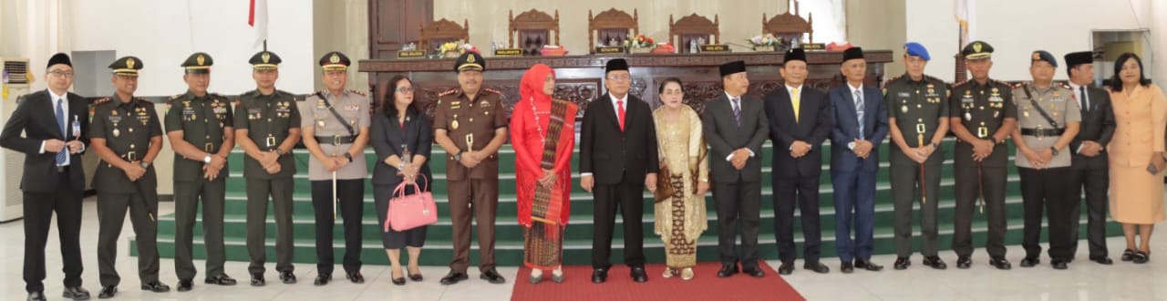Wali Kota Pematangsiantar Wesly Silalahi (sepuluh kiri) dan Wakil Wali Kota Herlina pose bersama Ketua DPRD Timbul Marganda Lingga (delapan kanan) dan Forkopimda diantaranya Kapolres AKBP Yogen Heroes Baruno (lima kiri) usai rapat paripurna Sertijab dan penyerahan memori jabatan Wali Kota periode 2022-2025 kepada Wali Kota dan Wakil Wali Kota periode 2025-2030 di gedung Harungguan DPRD, Jl. Adam Malik, Kamis (6/3).(ist)