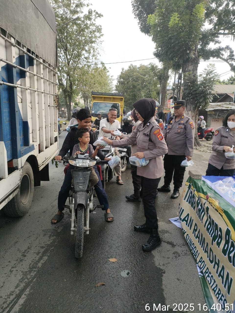 Aiptu Eli Broto saat membagikan takjil di depan kantor Polsek Medan Sunggal