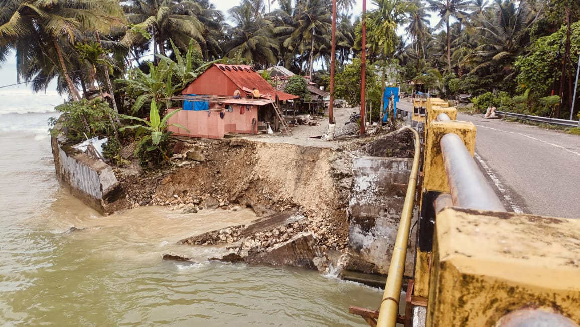 Tembok penahan pada ujung Jembatan Sungai Idano Saua yang terletak di ruas jalan nasional Gunungsitoli - Telukdalam Km 101 kembali ambruk padahal baru dibangun setahun yang lalu, Kamis (6/3). (ist). 