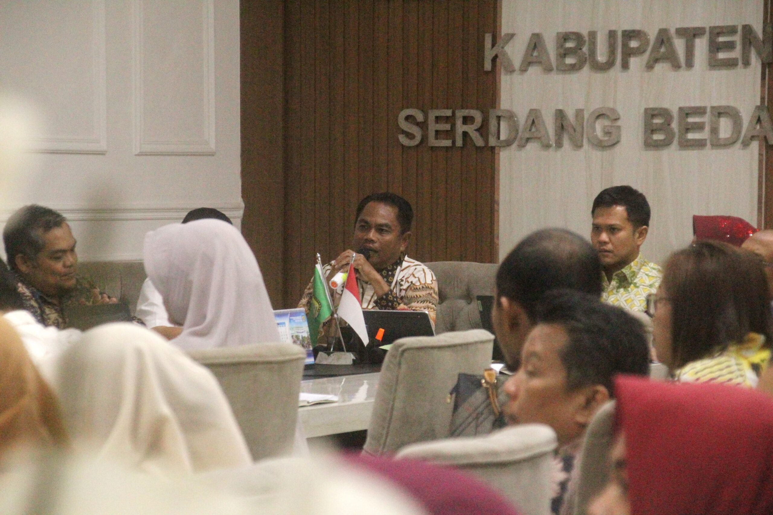 Bupati Segai, H Darma Wijaya, dalam rapatnya di Kantor Bupati dalam Konvergensi Penurunan Stunting, pada Kamis, 6 Maret 2025.(Beritasore-Azwen)