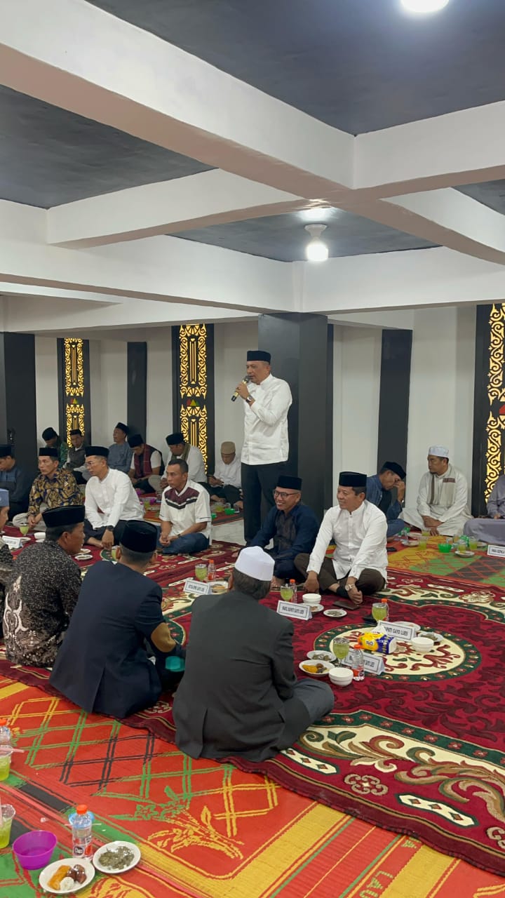 Bupati Gayo Lues Suhaidi,S.Pd, M.Si saat menyampaikan pidato singkatnya di hadapan para Undangan yang hadir di acara Buka Puasa bersama unsur Forkopimda(Muhammad Iqbal). 