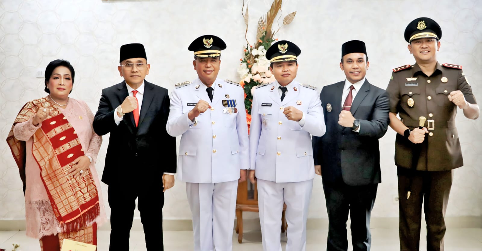 Bupati Simalungun H Anton Achmad Saragaih dan Wabup Benny Sinaga, saat menghadiri hari jadi ke 79 Kabupaten Karo, Sabtu (8/3).(ist).