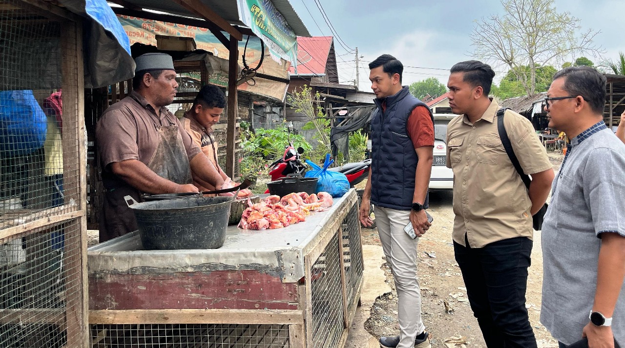 SIDAK PASAR: Kasat Reskrim Polres Aceh Timur Iptu Adi Wahyu Nurhidayat, S.TrK, SIK, bersama Tim Satgas Pangan Polres Aceh Timur melakukan sidak pasat dan pusat grosir di Kota Idi, Jumat (6/3) sore. (Ist).