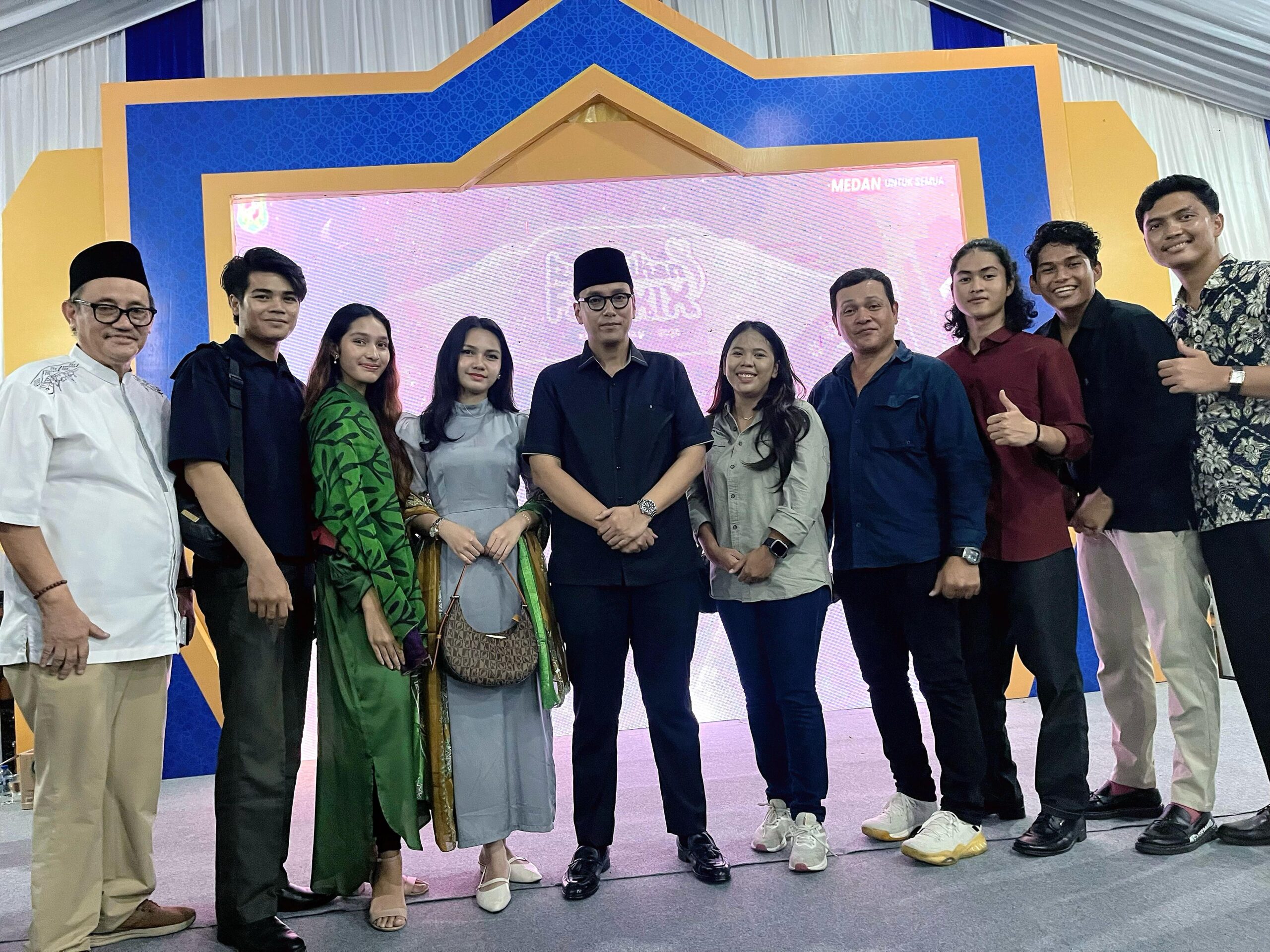 Wali Kota Medan Rico Waas bersama artis pemeran film Samudra di rumah dinas Wali Kota Jalan Jenderal Sudirman Medan Minggu (9/3/2025). Berita Sore/ist