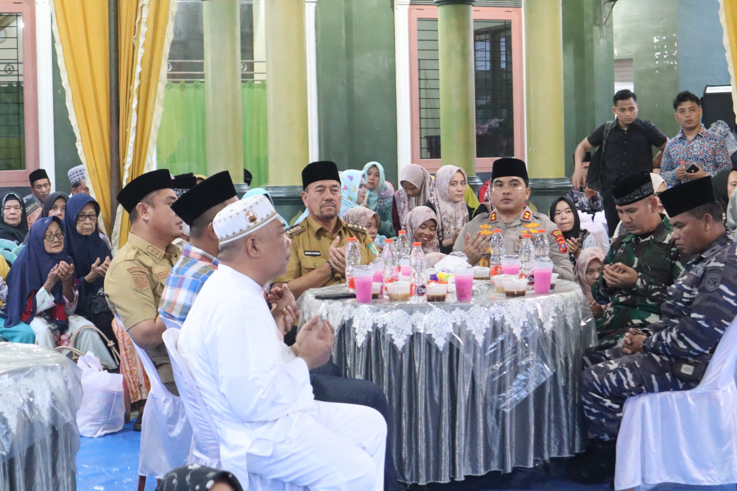 Bupati Batu Bara H. Baharuddin Siagian, S.H., M.Si bersama Kapolres Batu Bara AKBP Taufik Hidayat Thayeb, SH., S.I.K., M.M Safari Ramadhan 1446 H di Mesjid Jami Bahar Zein Dusun V Desa Sei Bejangkar Kecamatan Sei Balai Senin (11/3-2025) malam.beritasore/alirsyah