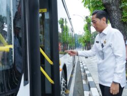 Rico Waas Ngantor ke Balai Kota Naik Bus Listrik