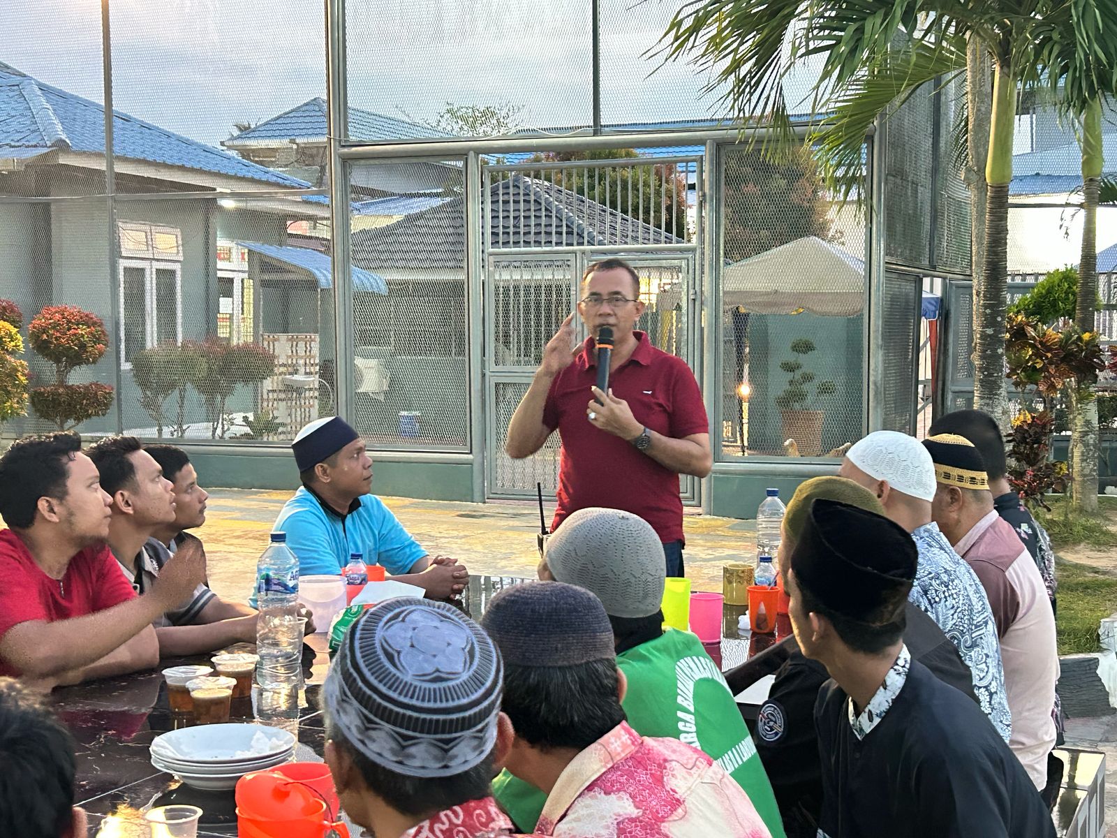 Teks fhoto Adzan Magrib berkumandang, Kepala Lembaga Pemasyarakatan Kelas IIA Labuhan Ruku dan Warga Binaan bersama- sama membacakan do'a-do'a berbuka puasa dan Puasa dibatalkan di Mesjid Attaubah Lapas Senin (10/3-2025). beritasore/alirsyah