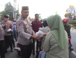 Kapolres Langkat Bagi Takjil Pengguna Jalan  Medan-Banda Aceh