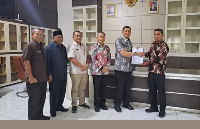 Keterangan Gambar: Wakil Bupati Palas, H. Achmad Fauzan Nasution, SHI, M.Pd.I didampingi Sekda Palas Arpan Nasution dan para asisten menyerahkan SK Plt Kepala BKPSDM Palas, kepada Kholil Siregar, Kamis (13/3). (Berita/Ist).