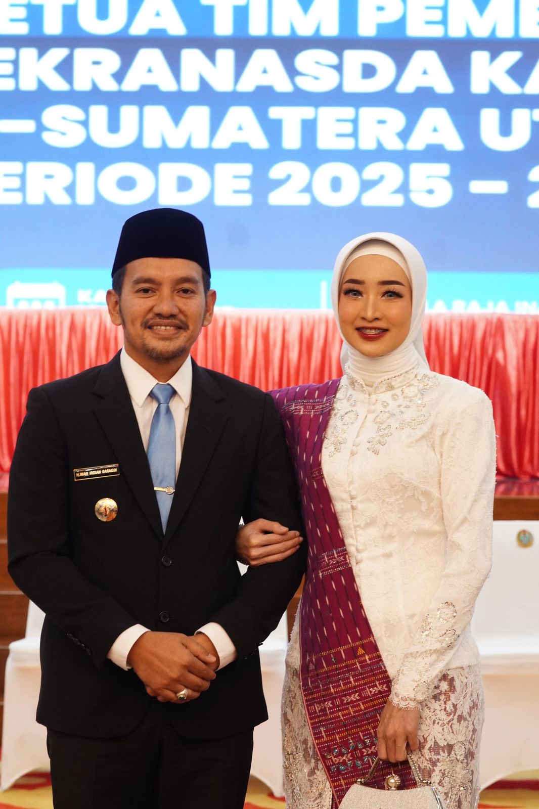 Hj Susmira Dewanti saat didampingi langsung oleh Wali Kota Tebingtinggi, H Iman Irdian Saragih, SE pada acara pelantikan Ketua TP PKK, Ketua Tim Pembina Posyandu dan Ketua Dekranasda Kota Tebingtinggi di Kantor Gubernur Sumut.(ist). 