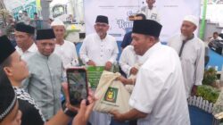 Bupati Langkat H.Syah Afandin dan Wagubsu H Surya menyerahkan bantuan di Halaman Masjid Ubudiyah P.Brandan, Jumat (14/3/25). Beritasore/Boy Aprizal 