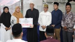 Wakil Wali Kota Pematangsiantar Herlina (tiga kiri) mewakili Wali Kota menyerahkan bantuan dana hibah kepada Ketua BKM Masjid Al-Hidayah Ridwan Bangun (empat kiril saat Safari Ramadhan Pemko Pematangsiantar di Masjid Al-Hidayah, Jl. Rakutta Sembiring, Gg. Metro, Kel. Nagapita, Kec. Siantar Martoba, Sabtu 15/3). sore.(Ist)