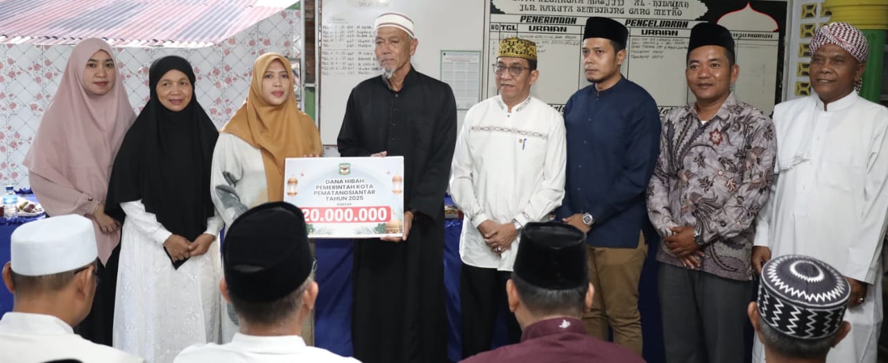 Wakil Wali Kota Pematangsiantar Herlina (tiga kiri) mewakili Wali Kota menyerahkan bantuan dana hibah kepada Ketua BKM Masjid Al-Hidayah Ridwan Bangun (empat kiril saat Safari Ramadhan Pemko Pematangsiantar di Masjid Al-Hidayah, Jl. Rakutta Sembiring, Gg. Metro, Kel. Nagapita, Kec. Siantar Martoba, Sabtu 15/3). sore.(Ist)