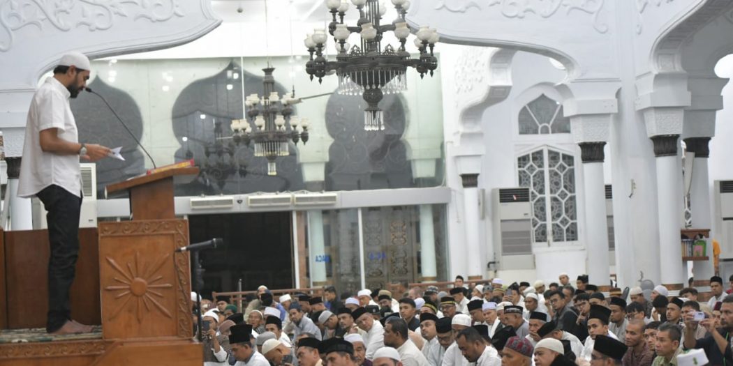 Gubernur Muzakir Manaf, saat memberikan sambutan dan launching Instruksi Tentang Pelaksanaan Shalat Fardhu Berjamaah Aparatur Negara, Masyarakat serta Pelaksanaan Mengaji pada Satuan Pendidikan se-Aceh dan Penutupan Aceh Festival Ramadhan Tahun 2025 di Masjid Raya Baiturrahman, Banda Aceh, Minggu (16/3). (Ist)