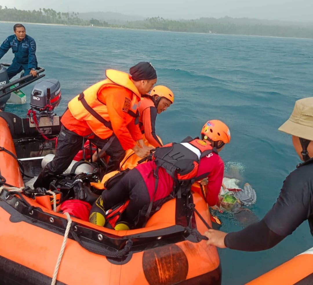 Seorang nelayan tradisional asal Desa Hilisataro Raya yang dilaporkan hilang terseret arus saat memancing di sekitar pesisir Pantai Desa Bawonifaoso, Kecanatan Telukdalam akhirnya ditemukan oleh Tim SAR gabungan dalam kondisi meninggal dunia, Senin (17/3).
