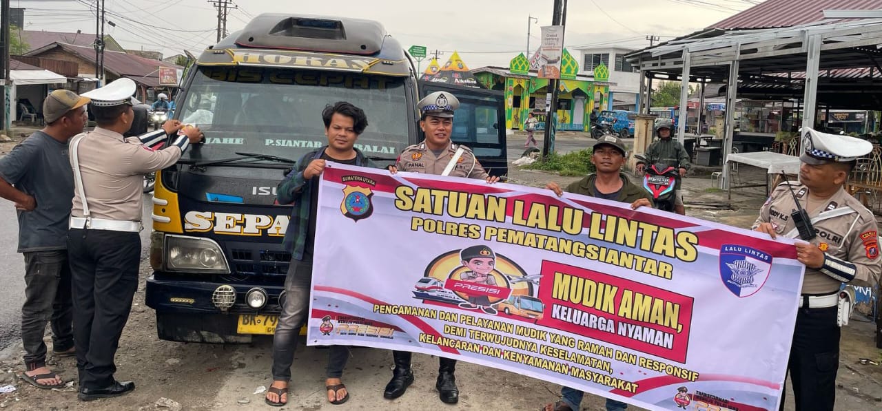Polres Pematangsiantar melalui Sat Lantas mensosialisasikan tagline “Mudik Aman Keluarga Nyaman” dan hotline mudik Polri 110 dalam menyambut Hari Raya Idul Fitri 1446 H tahun 2025 di Jl. Parapat, Simpang Dua, Senin (17/3). (Ist).