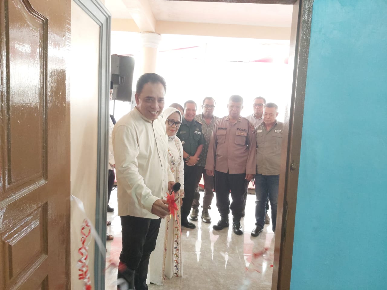 Pemred Waspada. id Hendra DS saat menggunting pita peresmian Kantor Biro Waspada id Binjai-Langkat di Sekretariat Jalan Sawo Kotamadya Binjai, Senin(17/3/25) sore.